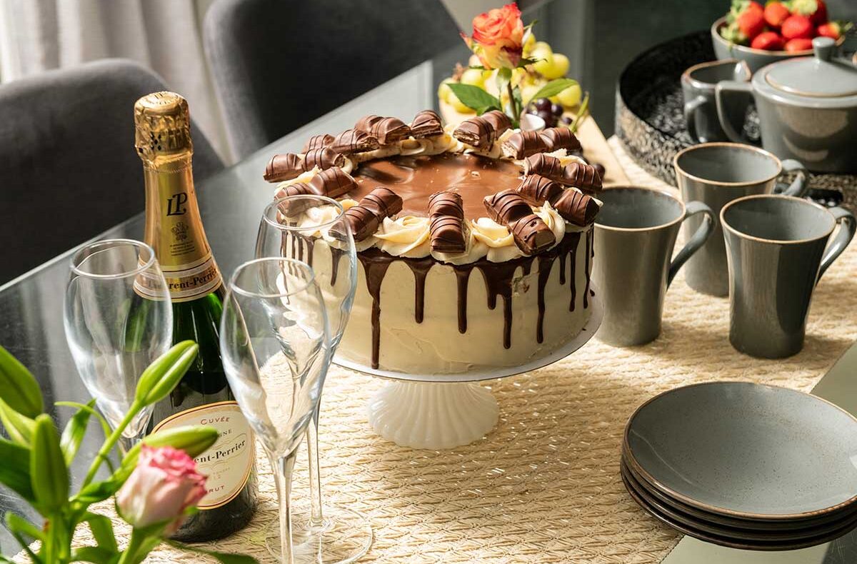 Kitchen-Table-Close-Up-Cake
